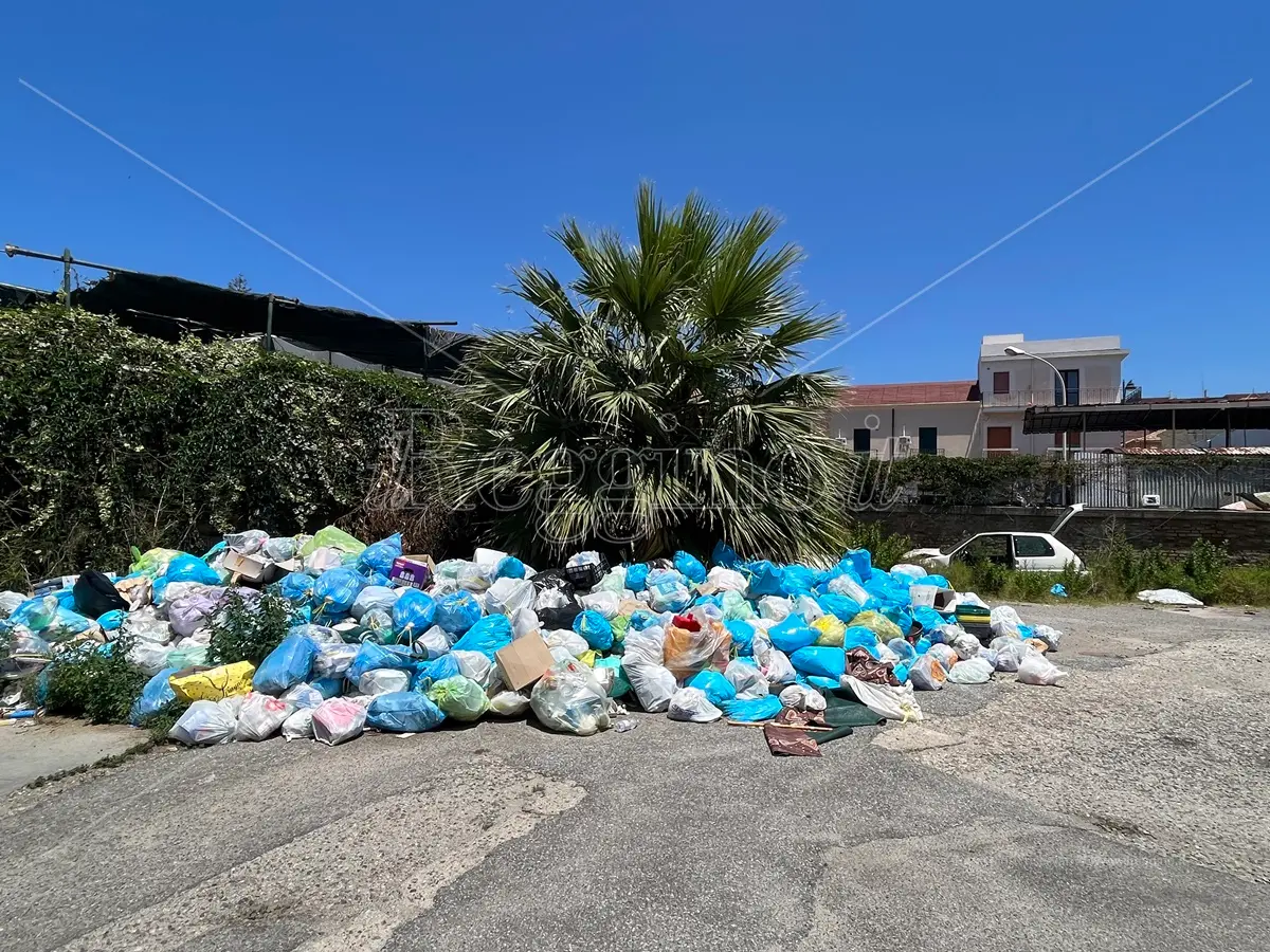 Reggio, l'inciviltà prende sempre il sopravvento: micro discarica anche al rione Ceci