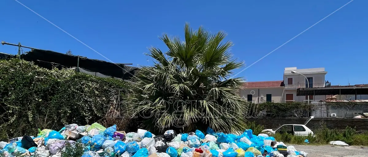 Reggio, l'inciviltà prende sempre il sopravvento: micro discarica anche al rione Ceci