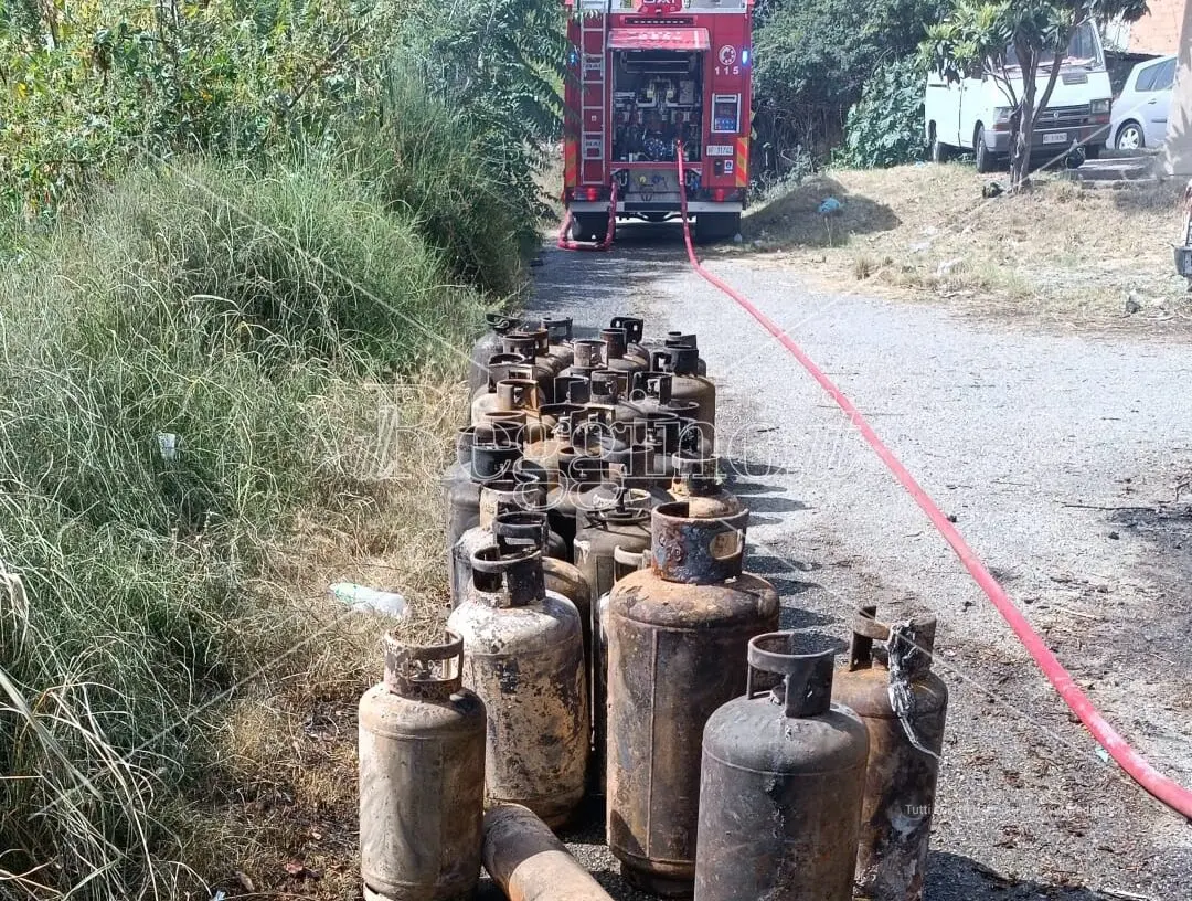 Vigili del fuoco feriti a Vito: investiti dalle fiamme di una discarica abusiva di bombole gpl