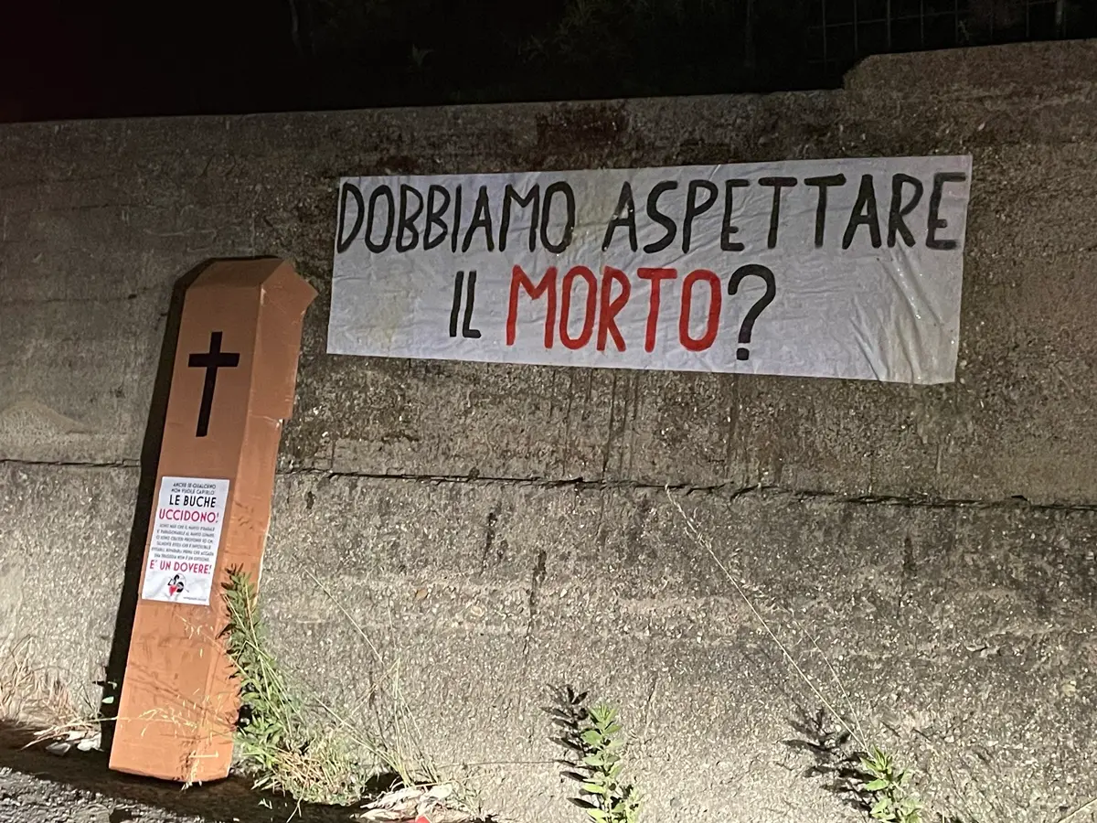 Reggio, buche per strada a Condera e Pietrastorta: la provocazione del Nuovo fronte politico - FOTO