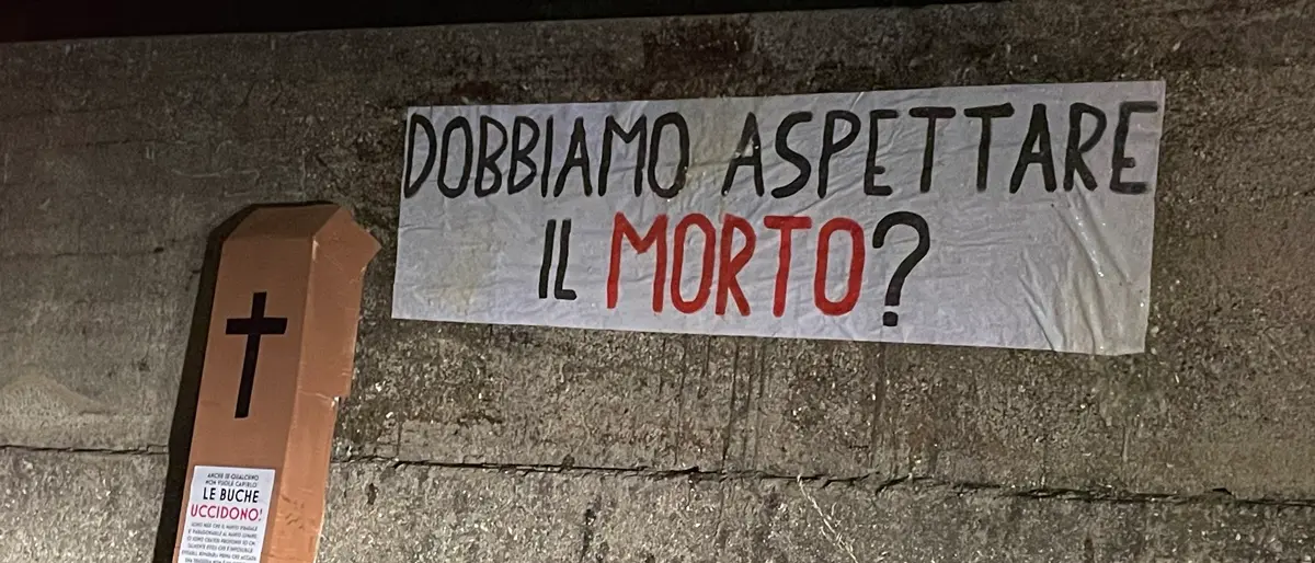 Reggio, buche per strada a Condera e Pietrastorta: la provocazione del Nuovo fronte politico - FOTO