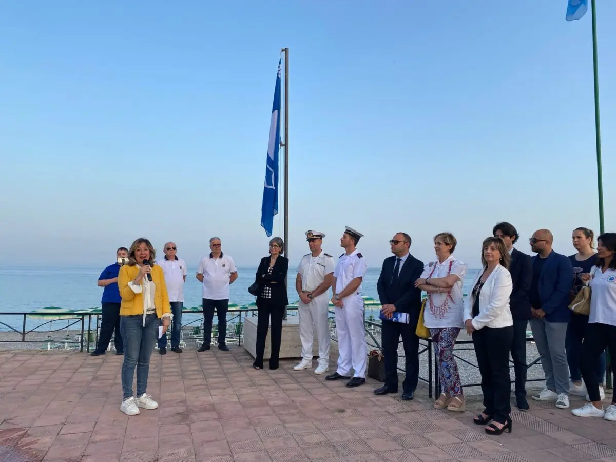 Siderno, issata sul lungomare la Bandiera Blu