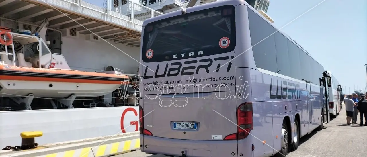 Reggio, nave Diciotti in porto: pullman pronti per il trasferimento dei migranti a Gallico