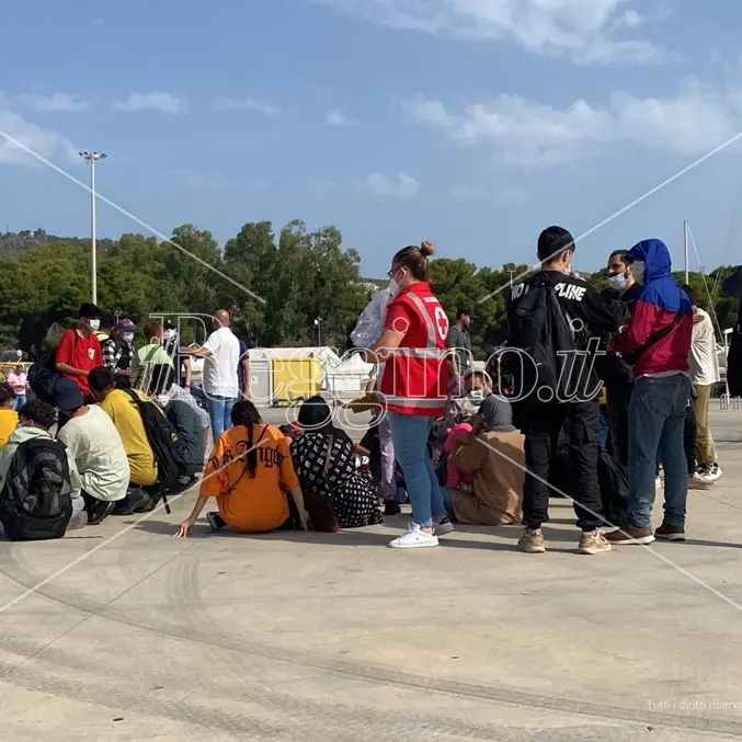 Roccella, proseguono gli sbarchi: soccorsi 57 migranti - VIDEO