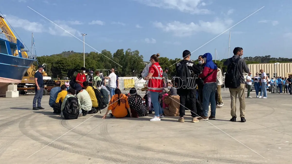 Roccella, proseguono gli sbarchi: soccorsi 57 migranti - VIDEO
