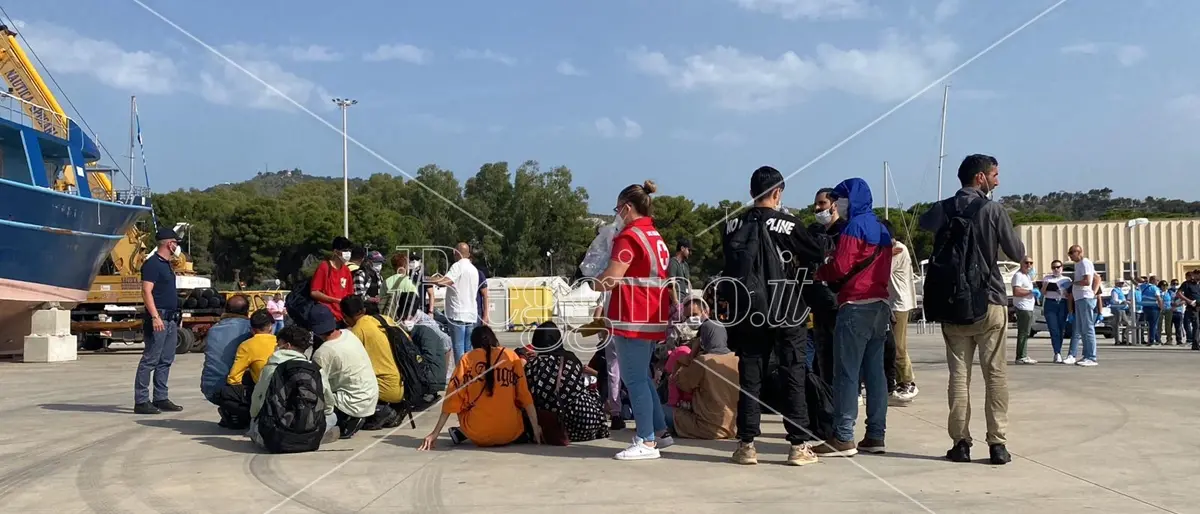 Roccella, proseguono gli sbarchi: soccorsi 57 migranti - VIDEO