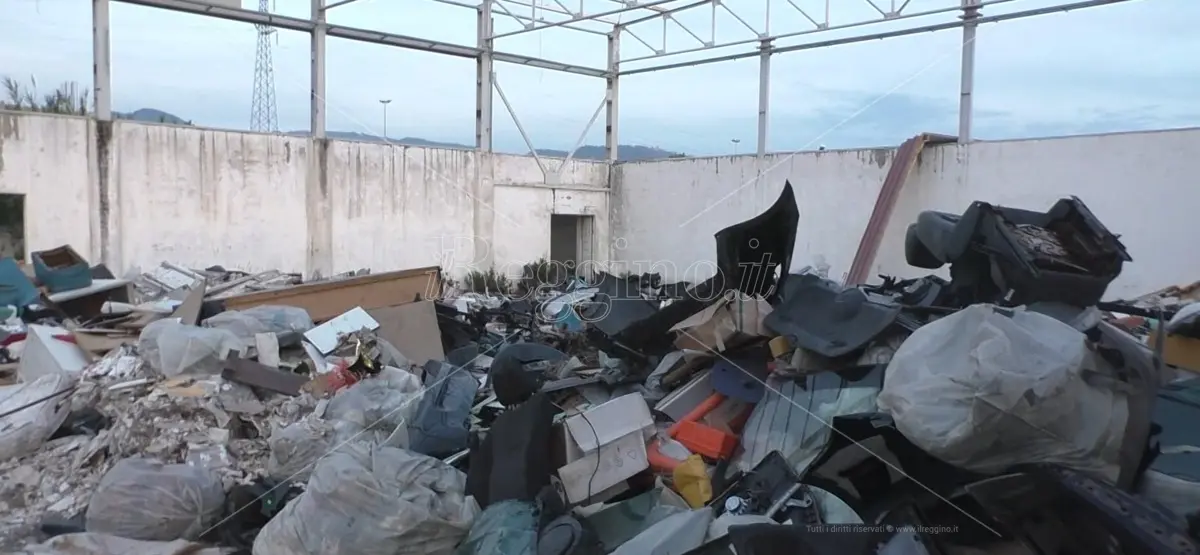 Reggio, cresce indisturbata la discarica nella palestra fantasma di Arghillà - FOTO e VIDEO