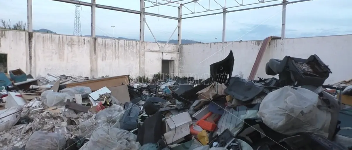 Reggio, cresce indisturbata la discarica nella palestra fantasma di Arghillà - FOTO e VIDEO