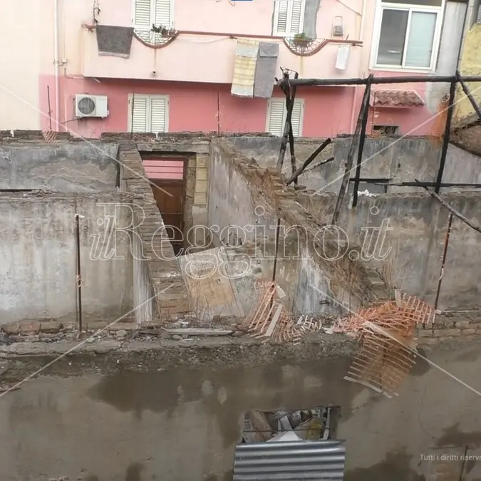 Reggio, c'è l'ordinanza del sindaco Brunetti per la pulizia della baracca all'ingresso del rione G