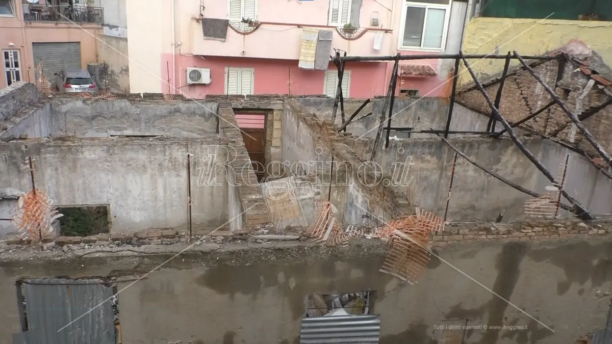 Reggio, c'è l'ordinanza del sindaco Brunetti per la pulizia della baracca all'ingresso del rione G