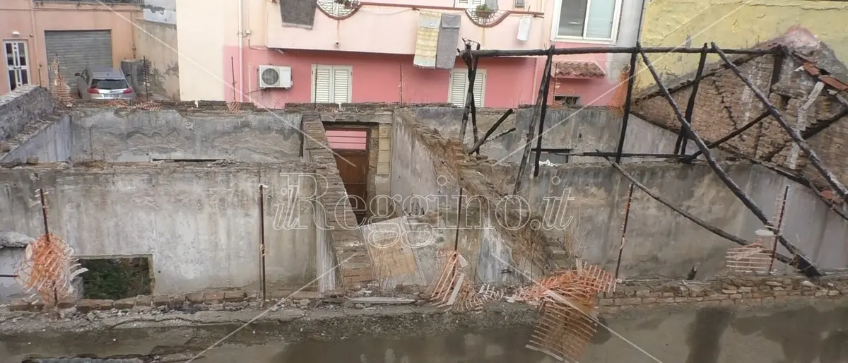 Reggio, c'è l'ordinanza del sindaco Brunetti per la pulizia della baracca all'ingresso del rione G