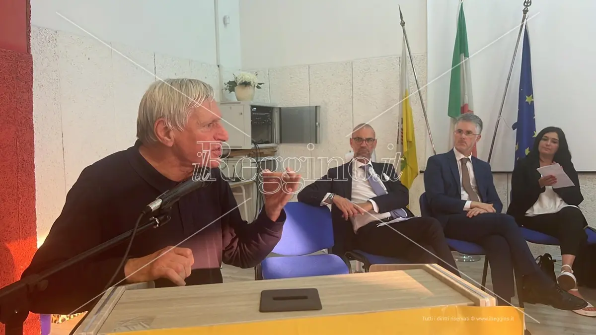 Ponte sullo Stretto, Don Ciotti a Villa: «Ci sono altre priorità e tutti quei soldi fanno gola alle mafie»