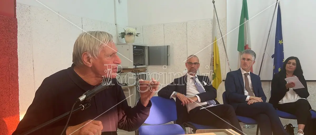 Ponte sullo Stretto, Don Ciotti a Villa: «Ci sono altre priorità e tutti quei soldi fanno gola alle mafie»