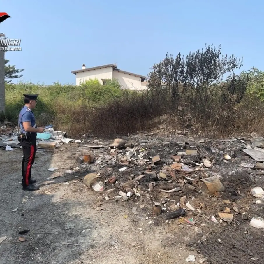 Roccella Ionica, colti in flagranza di reato mentre appiccano incendio, due arresti