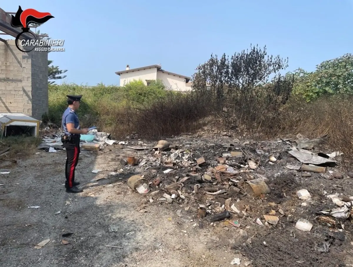 Roccella Ionica, colti in flagranza di reato mentre appiccano incendio, due arresti