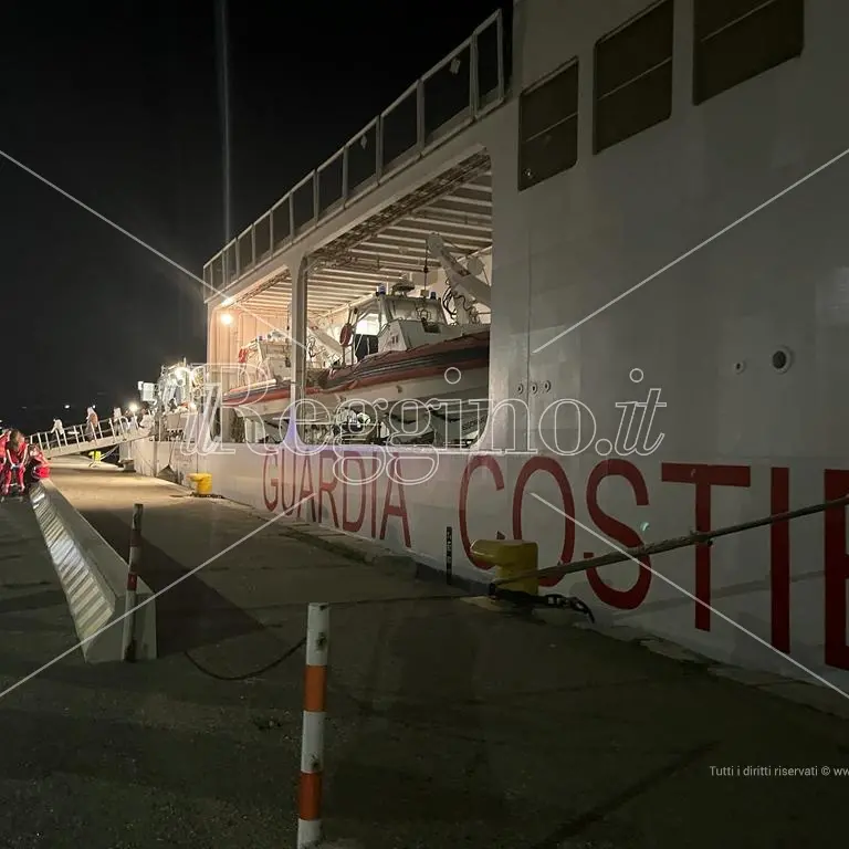Sbarco notturno a Reggio per 470 migranti, accoglienza macchiata dalle solite criticità