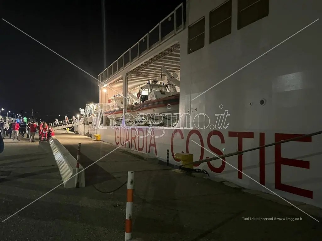Sbarco notturno a Reggio per 470 migranti, accoglienza macchiata dalle solite criticità
