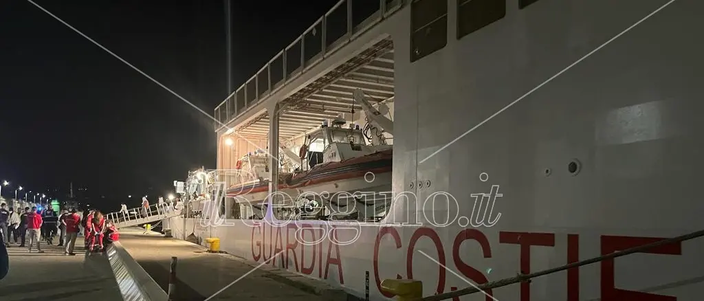 Sbarco notturno a Reggio per 470 migranti, accoglienza macchiata dalle solite criticità