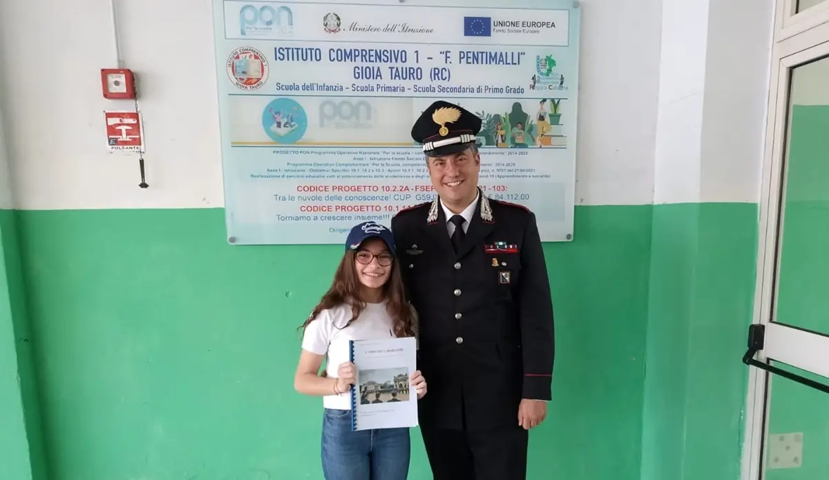 Gioia Tauro, giovane studentessa presenta tesina sull'arma dei carabinieri