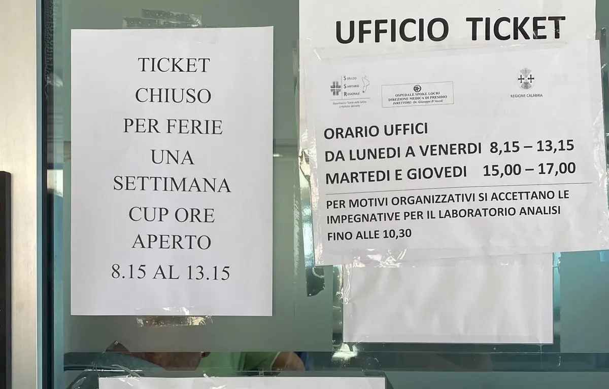 Ospedale di Locri, \"una settimana di ferie\" per l'ufficio ticket: pazienti imbufaliti