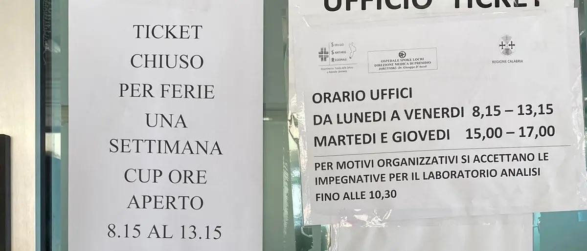 Ospedale di Locri, \"una settimana di ferie\" per l'ufficio ticket: pazienti imbufaliti