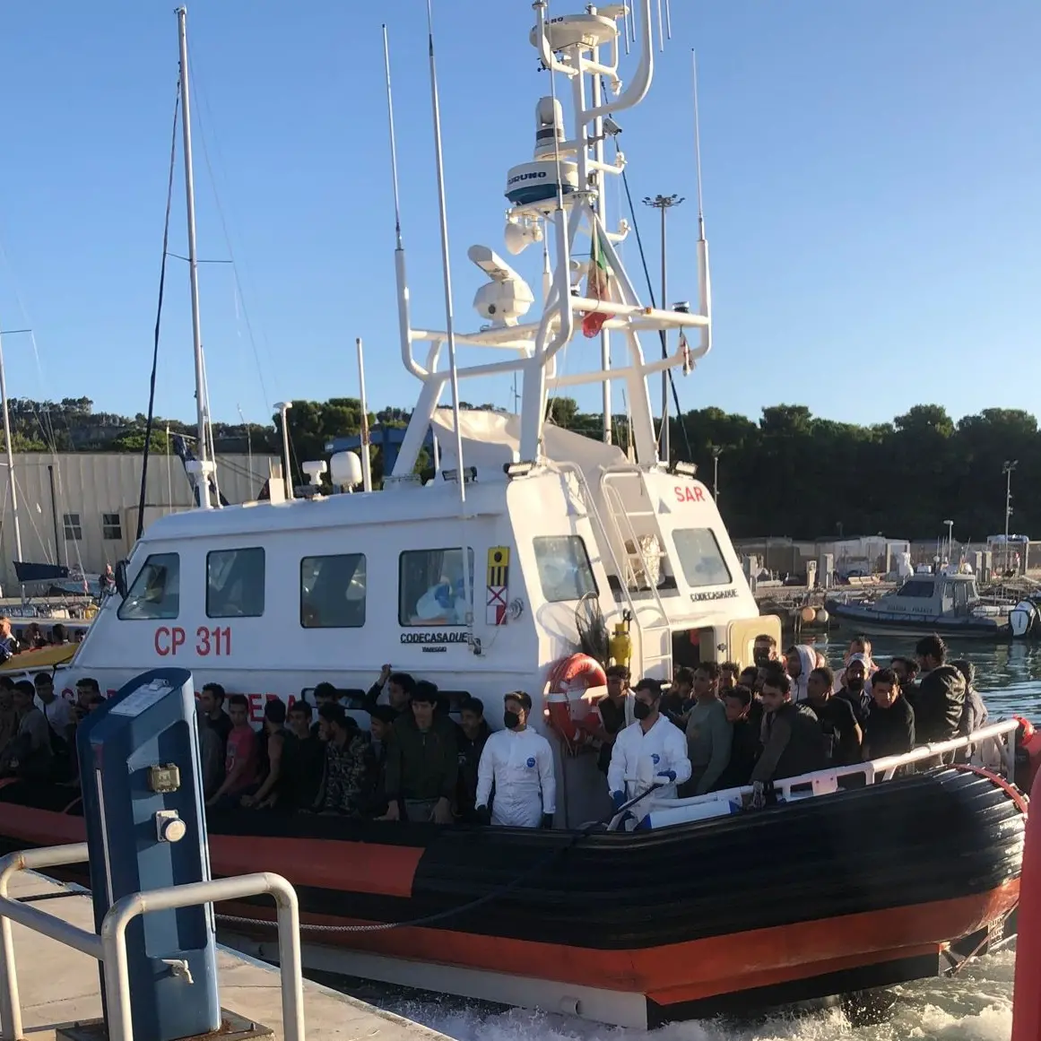 Roccella, giunti al porto 96 migranti soccorsi in mare