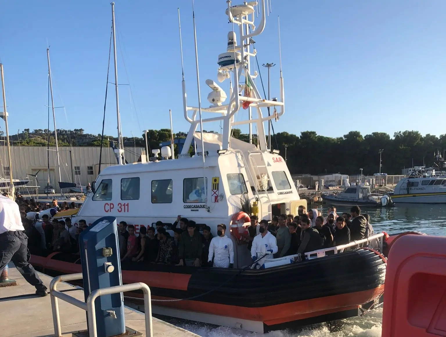 Roccella, giunti al porto 96 migranti soccorsi in mare