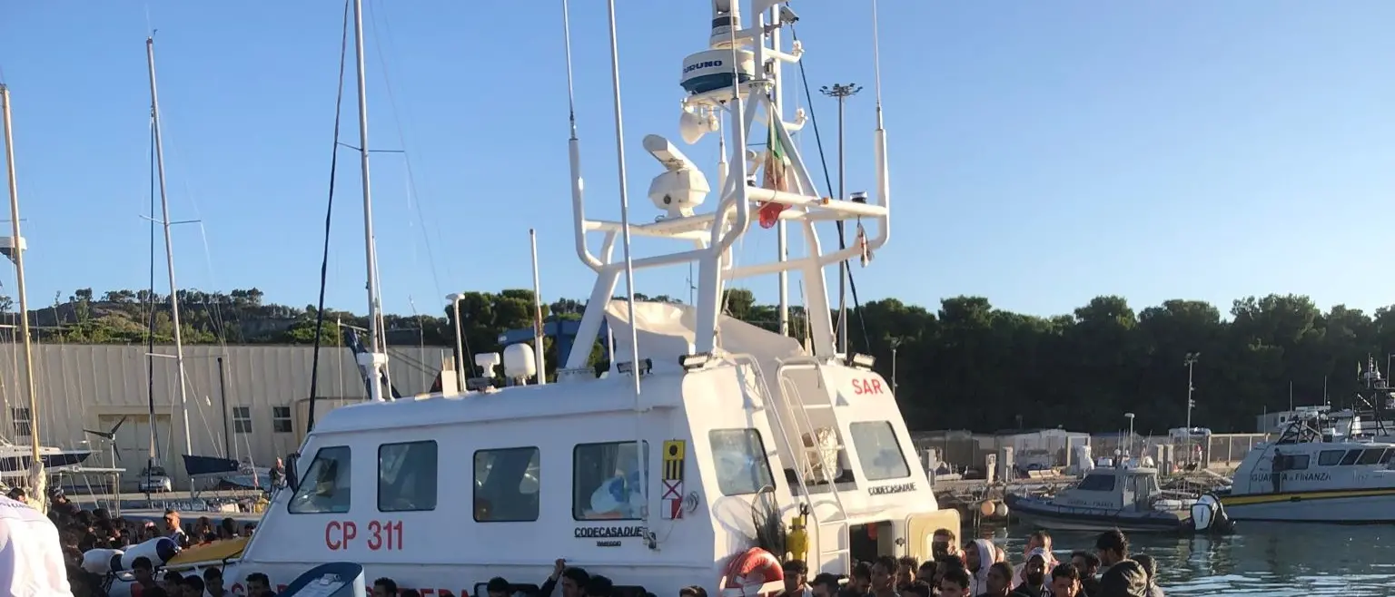 Roccella, giunti al porto 96 migranti soccorsi in mare