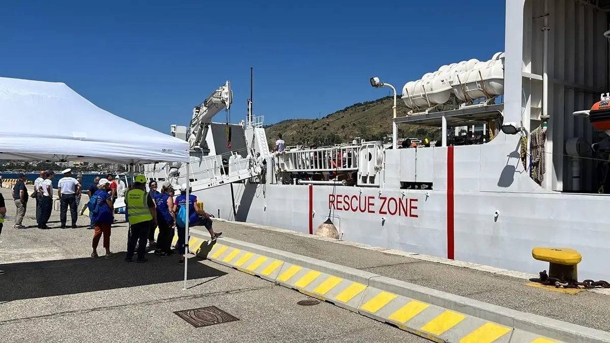 Reggio, al porto la nave Dattilo: sbarcheranno 400 migranti