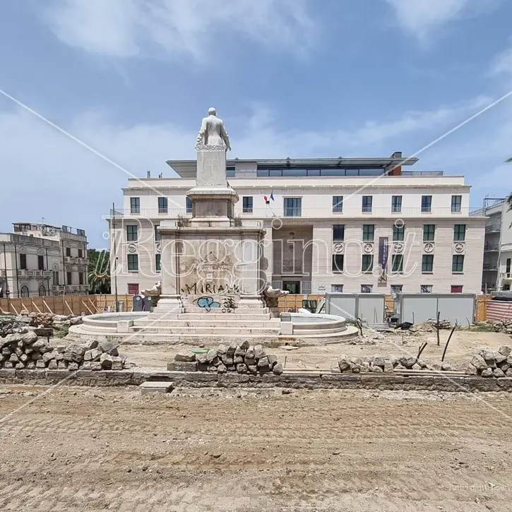 Lavori piazza De Nava a Reggio, chiuso il tratto di via Tripepi: automobilisti costretti a un lungo giro