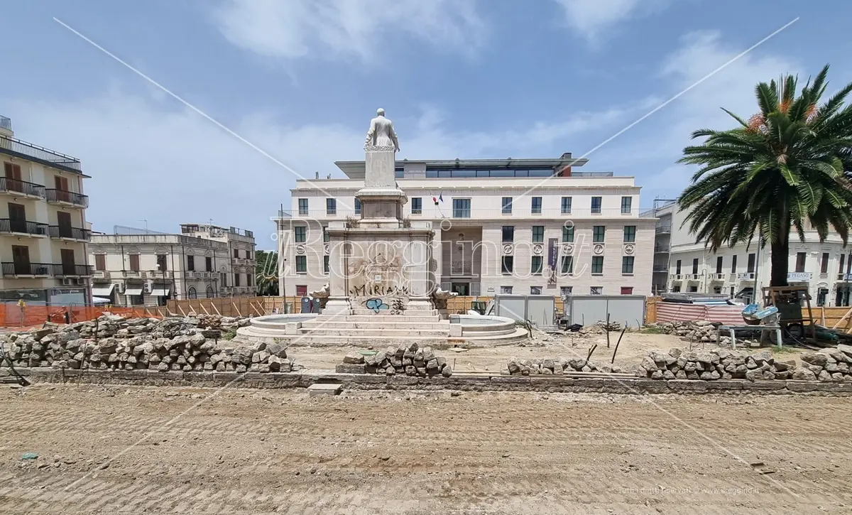 Lavori piazza De Nava a Reggio, chiuso il tratto di via Tripepi: automobilisti costretti a un lungo giro