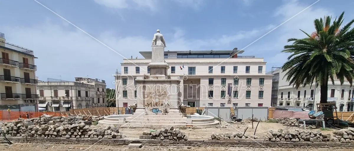 Lavori piazza De Nava a Reggio, chiuso il tratto di via Tripepi: automobilisti costretti a un lungo giro