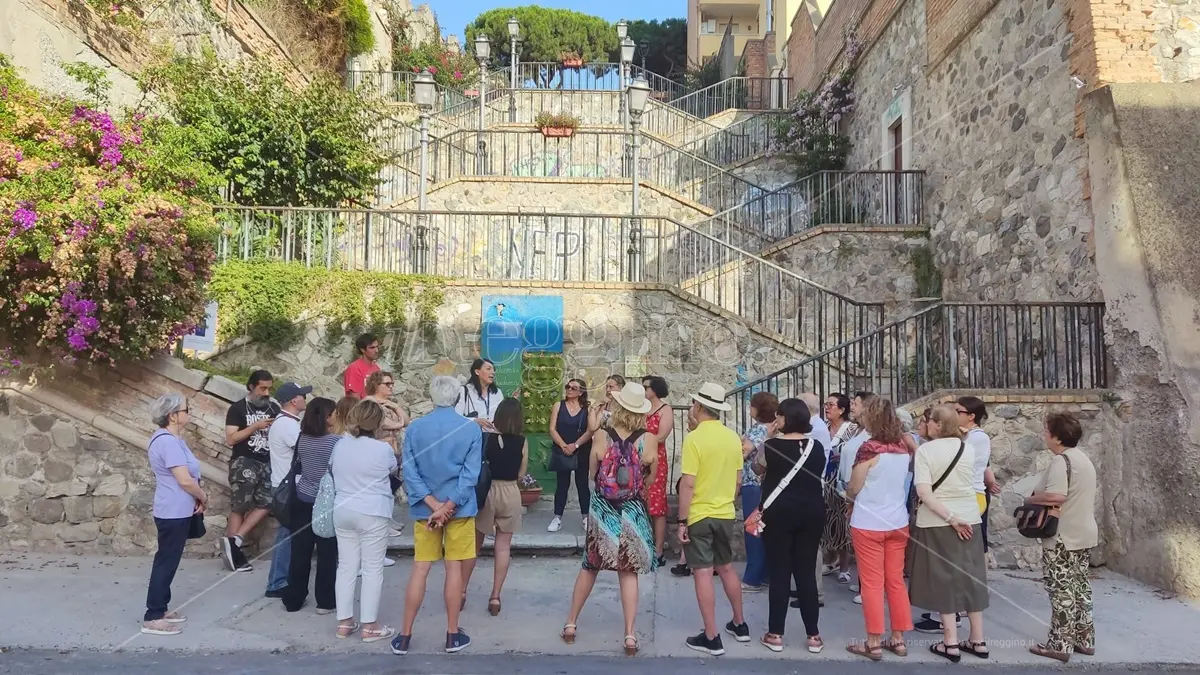 A Reggio la passeggiata Liberty tra palazzi, botteghe e Tritoni, le istituzioni: «Orgogliosi di voi cittadini» - FOTO
