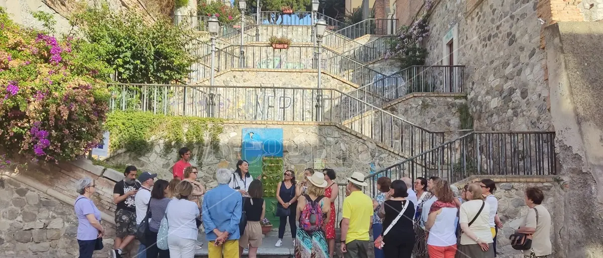 A Reggio la passeggiata Liberty tra palazzi, botteghe e Tritoni, le istituzioni: «Orgogliosi di voi cittadini» - FOTO