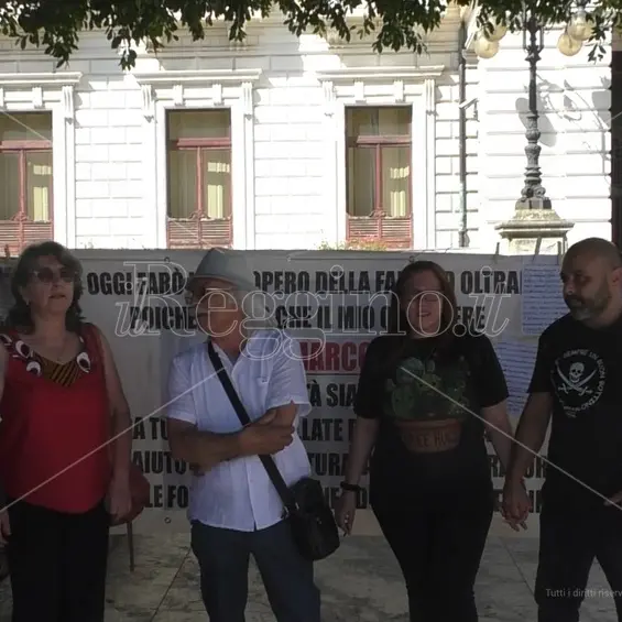 Reggio, protestano in solitaria due coniugi del rione Marconi: «Non ci lasciate soli, siamo stanchi» - VIDEO
