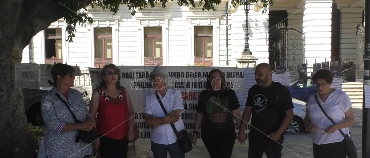 Reggio, protestano in solitaria due coniugi del rione Marconi: «Non ci lasciate soli, siamo stanchi» - VIDEO
