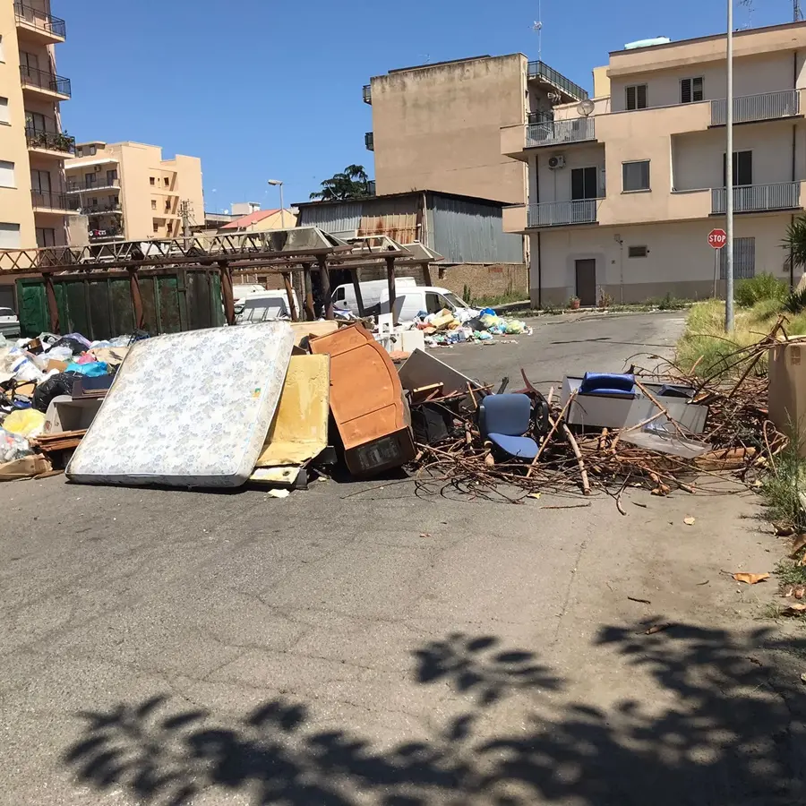 Reggio, barricate di rifiuti al rione Marconi. Ma chi protesta? - FOTO e VIDEO