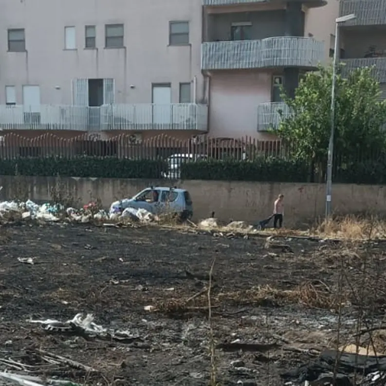 Reggio, roghi di rifiuti anche al Rione Marconi: le preoccupazioni dei residenti - FOTO e VIDEO