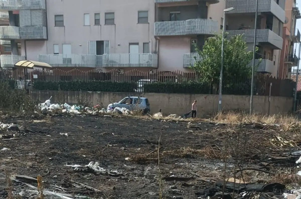Reggio, roghi di rifiuti anche al Rione Marconi: le preoccupazioni dei residenti - FOTO e VIDEO