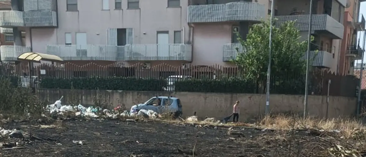 Reggio, roghi di rifiuti anche al Rione Marconi: le preoccupazioni dei residenti - FOTO e VIDEO
