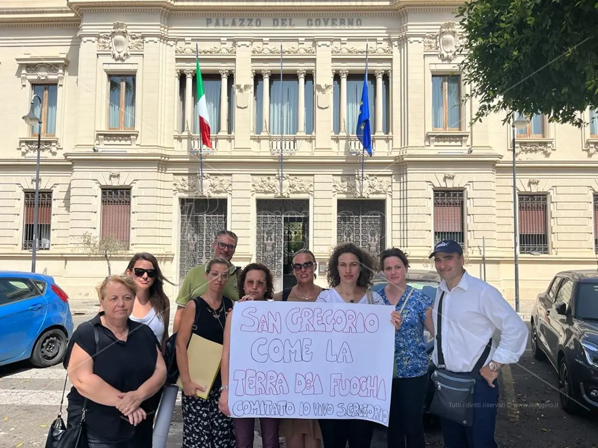Reggio, residenti di Mortara e San Gregorio in piazza: «Roghi di rifiuti continui e impuniti. Siamo esasperati» - FOTO