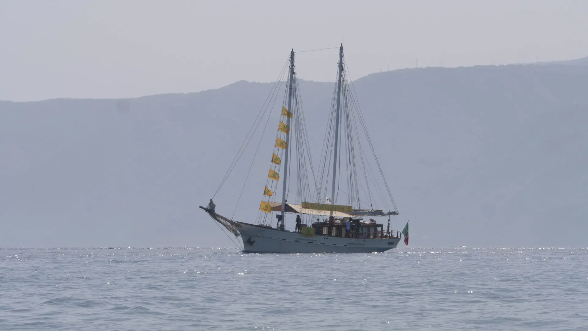 Blitz di Goletta Verde nello Stretto di Messina per dire no al Ponte considerato un grande abbaglio