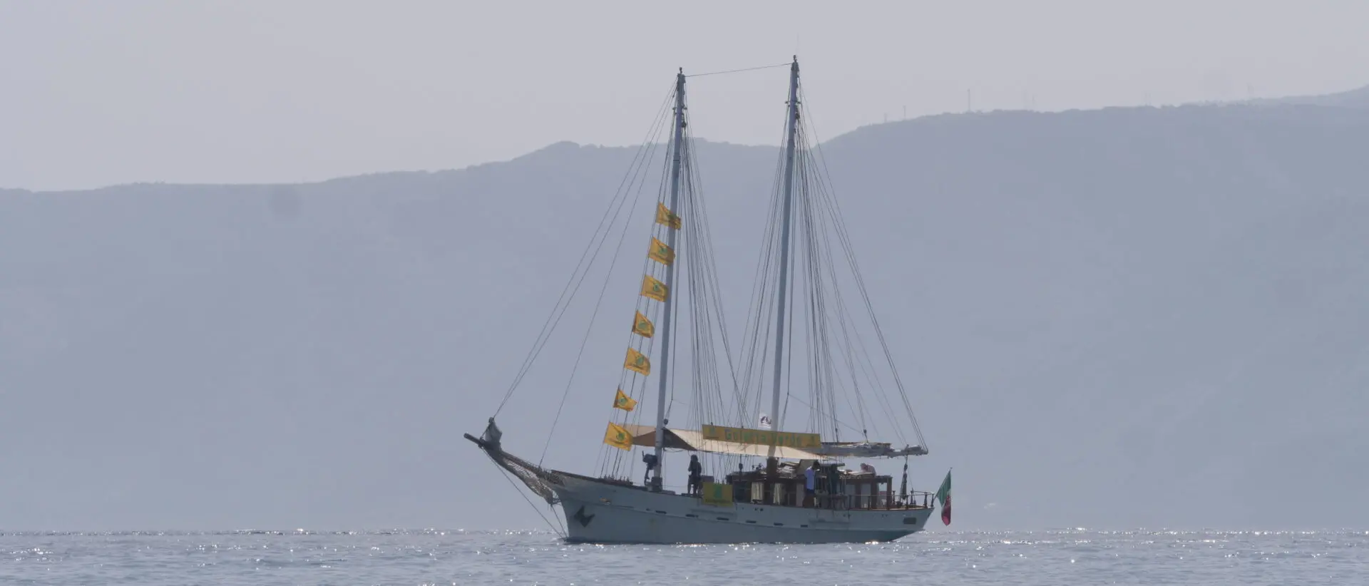 Blitz di Goletta Verde nello Stretto di Messina per dire no al Ponte considerato un grande abbaglio
