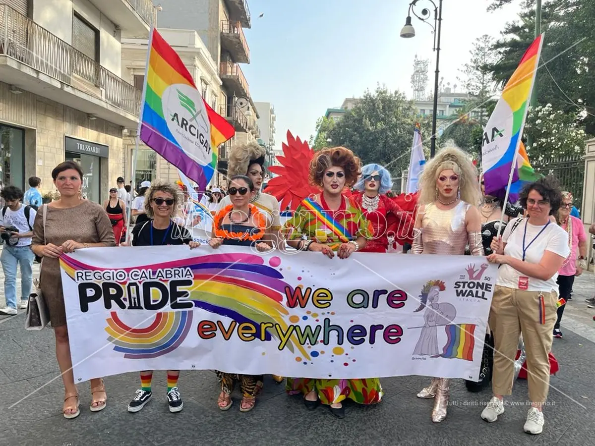 L’onda Pride travolge Reggio Calabria: il corso Garibaldi si colora di diritti - VIDEO E FOTOGALLERY
