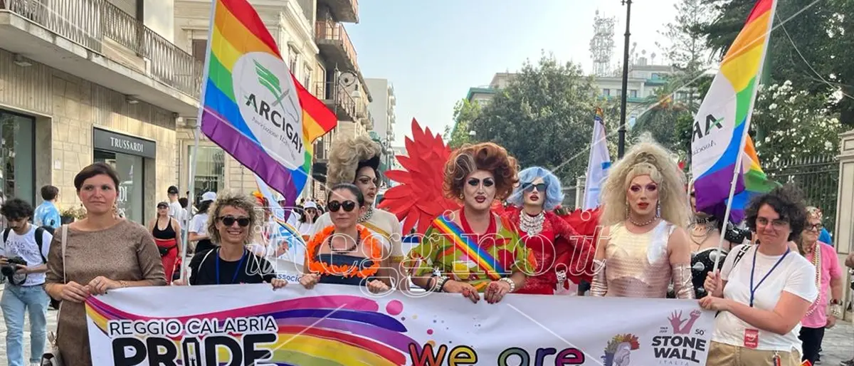 L’onda Pride travolge Reggio Calabria: il corso Garibaldi si colora di diritti - VIDEO E FOTOGALLERY