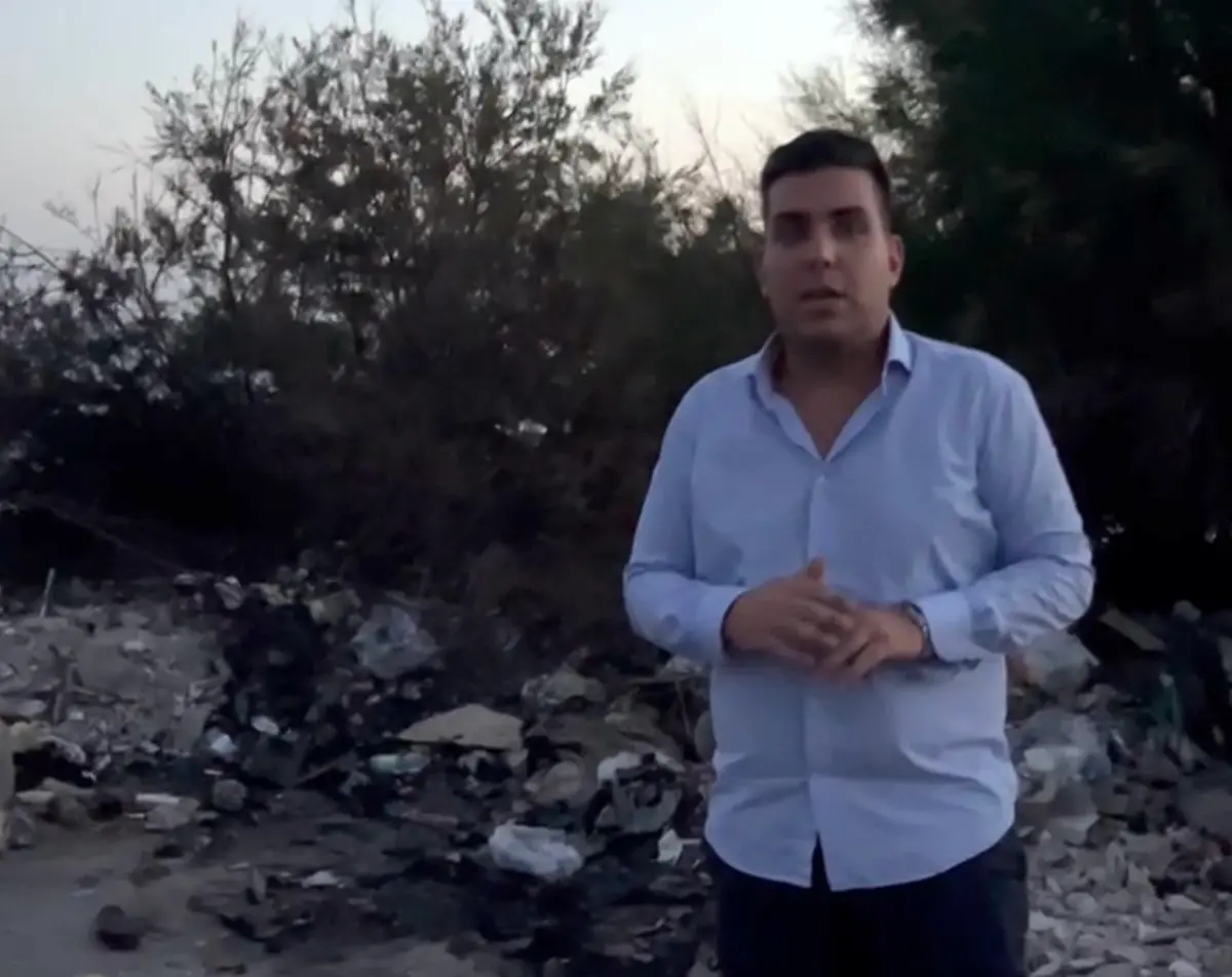 Reggio, Milia: «Inaccettabile che l’accesso alla spiaggia della Sorgente sia una discarica a cielo aperto»