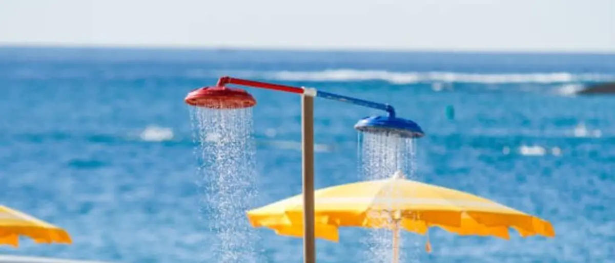 Il mare di Reggio e la brutta abitudine dello shampoo in spiaggia