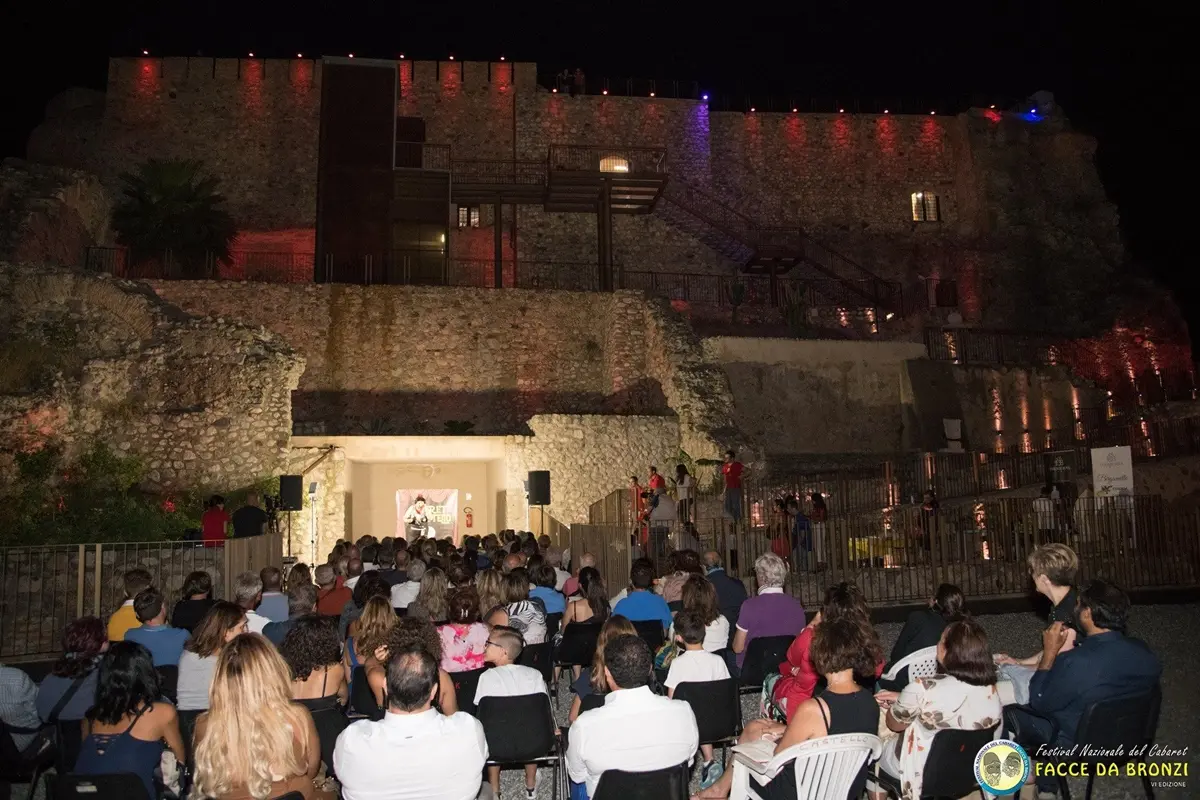 “Facce da bronzi “a Reggio, apre il festival di cabaret, musica e arte - IL PROGRAMMA