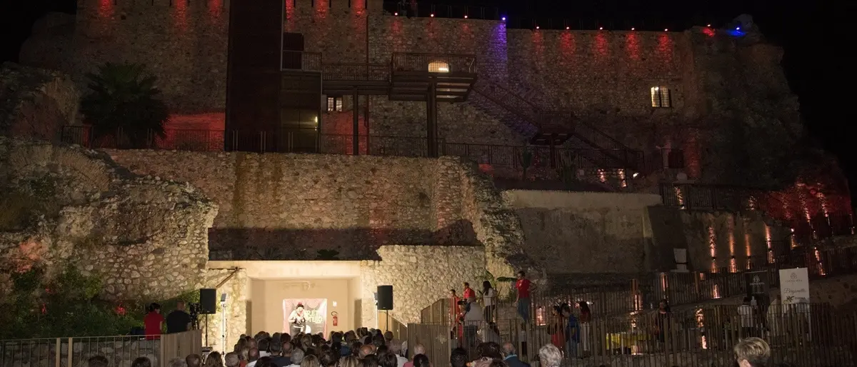 “Facce da bronzi “a Reggio, apre il festival di cabaret, musica e arte - IL PROGRAMMA