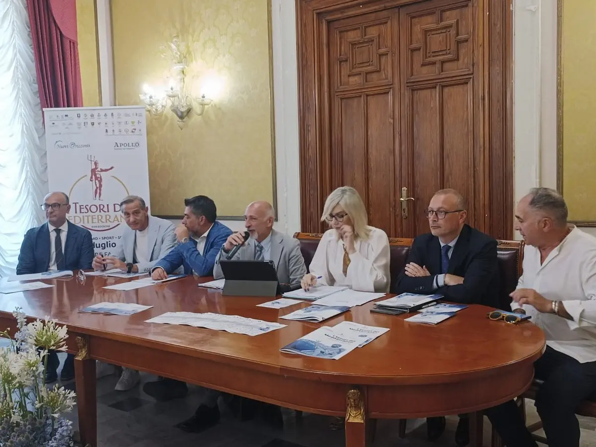 Tesori del Mediterraneo ai nastri di partenza, Versace e Brunetti: «Un'ulteriore occasione per raccontare il nostro territorio»